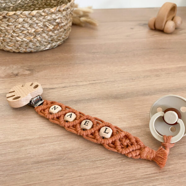 attache tétine macramé personnalisé terracotta