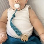 attache tétine macramé bébé bohème bleu canard
