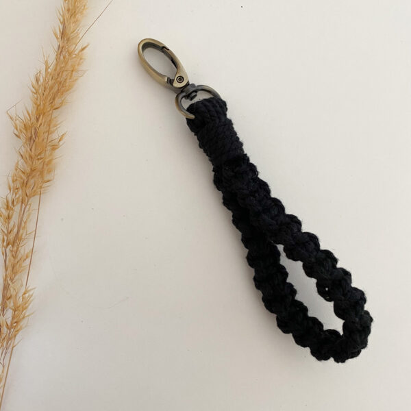 porte clefs macramé bohème noir